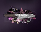 TDM-1783 SHUN TM kiritsuke LIMITOVANÁ EDICE. celosvětově omezená na 5 555 kusů. Tento nůž má působivý tvar čepele a 20 cm dlouhou a matnou rukojeť. Každý nůž má své vlastní sériové číslo vyryté na podložce rukojeti.  Čepel má 32 vrstev damaškové oceli.
