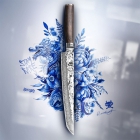 TDM-1785 SHUN TIM MÄLZER Nůž Tanto 25,5 cm KAI.  Nůž spojuje tradiční tvar japonské čepele Tantō s charakteristickým zpracováním prémiové řady Shun Premier. Čepel o délce 25,5 cm má jádro z mimořádně tvrdé oceli VG-MAX o tvrdosti 61 (±1) HRC.