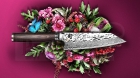 TDM-1784 - ŘÍJEN 2023 - TDM Kiritsuke, celosvětově omezená na 5 555 kusů  Tento nůž má působivý tvar čepele a 15 cm dlouhou a matnou rukojeť. Každý nůž má své vlastní sériové číslo vyryté na podložce rukojeti. Čepel má 32 vrstev damaškové oceli.